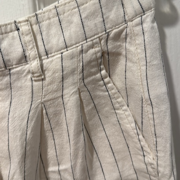 GAP White and Black Striped pleated linen shorts - Picture 4 of 7